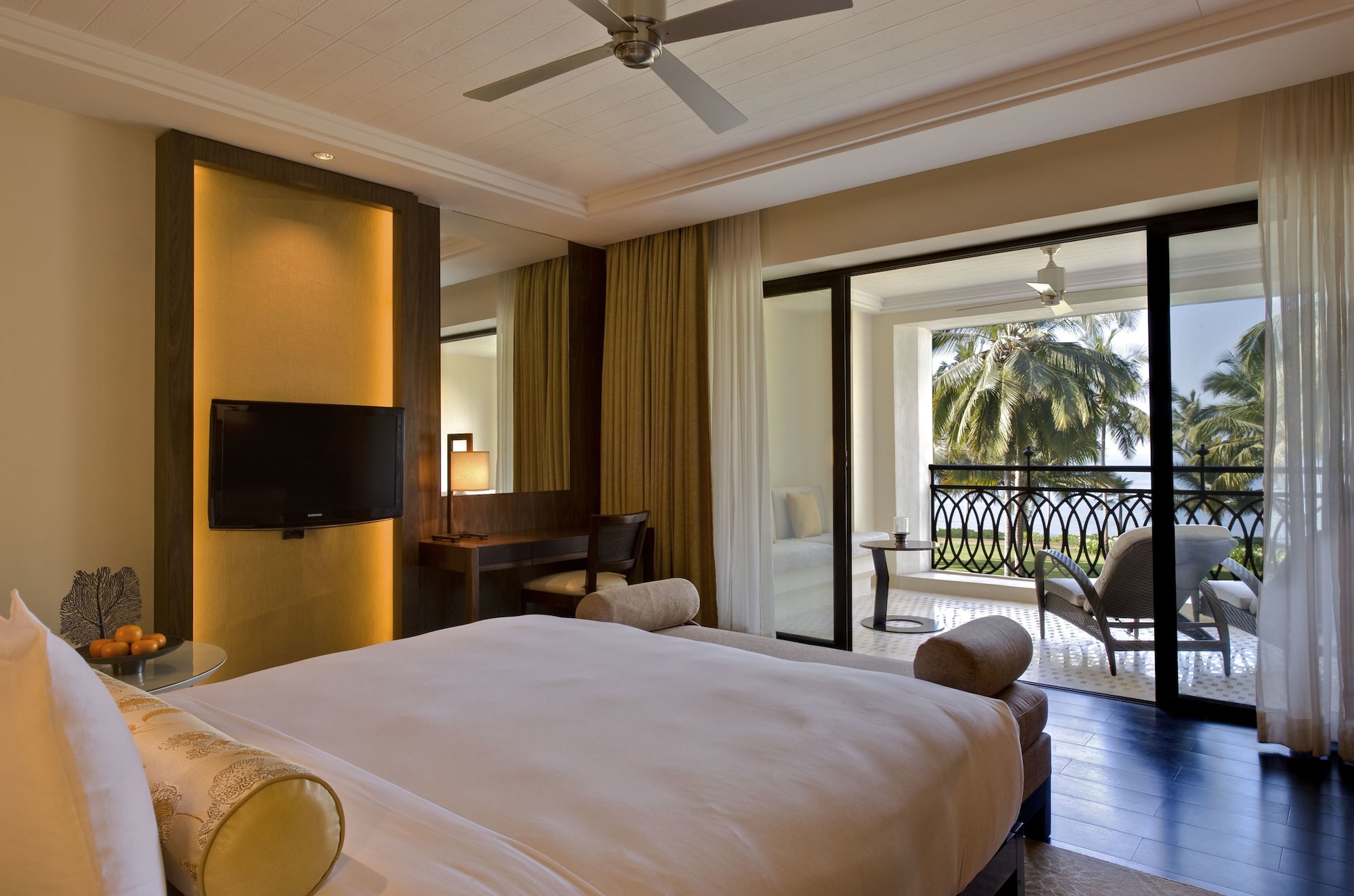 Room, King Bed, Garden View, Balcony