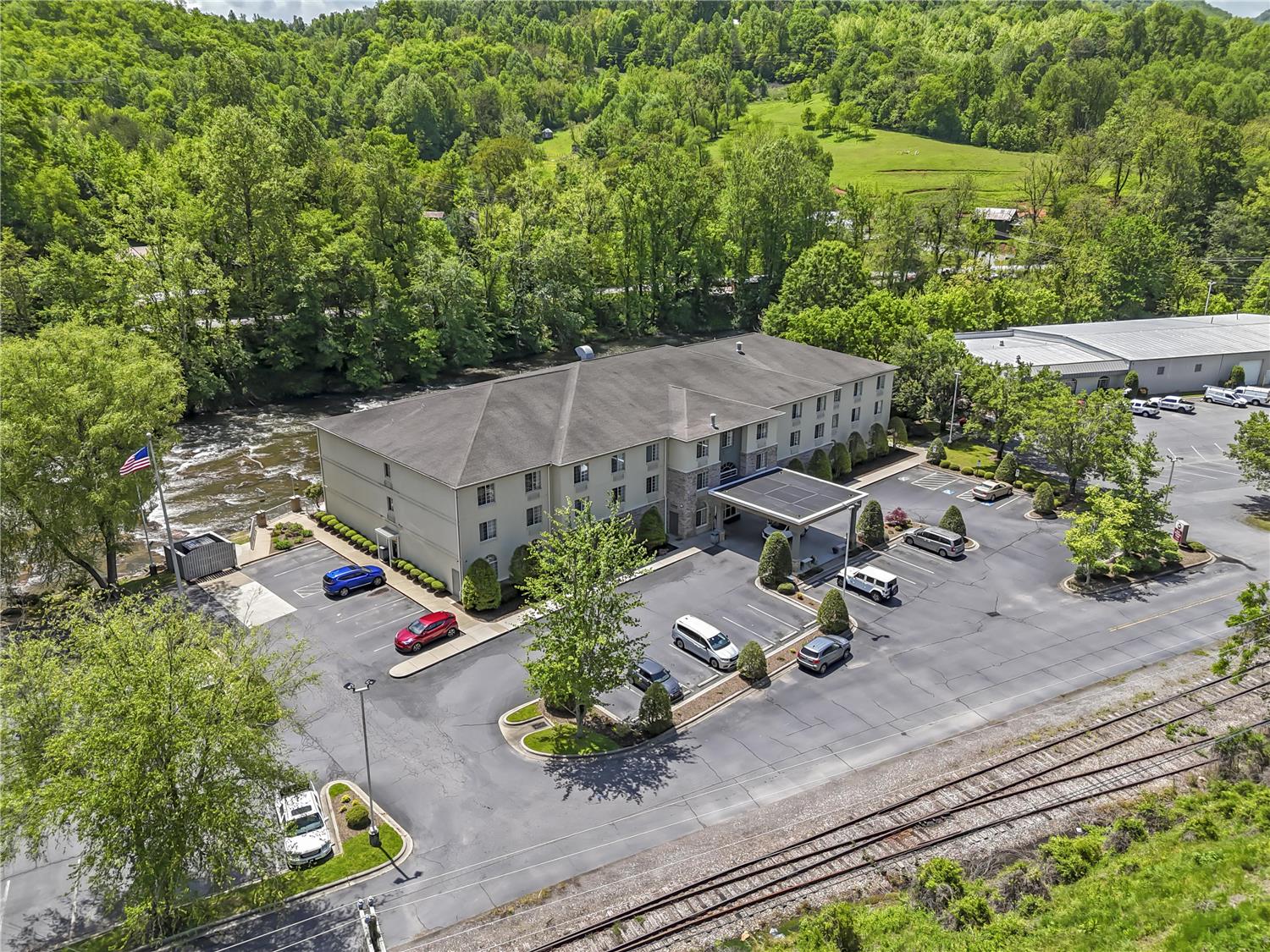 Best Western Plus River Escape Inn & Suites 25/25