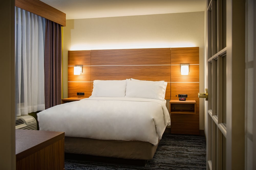 Holiday Inn Express Hotel & Suites Wausau 15/45