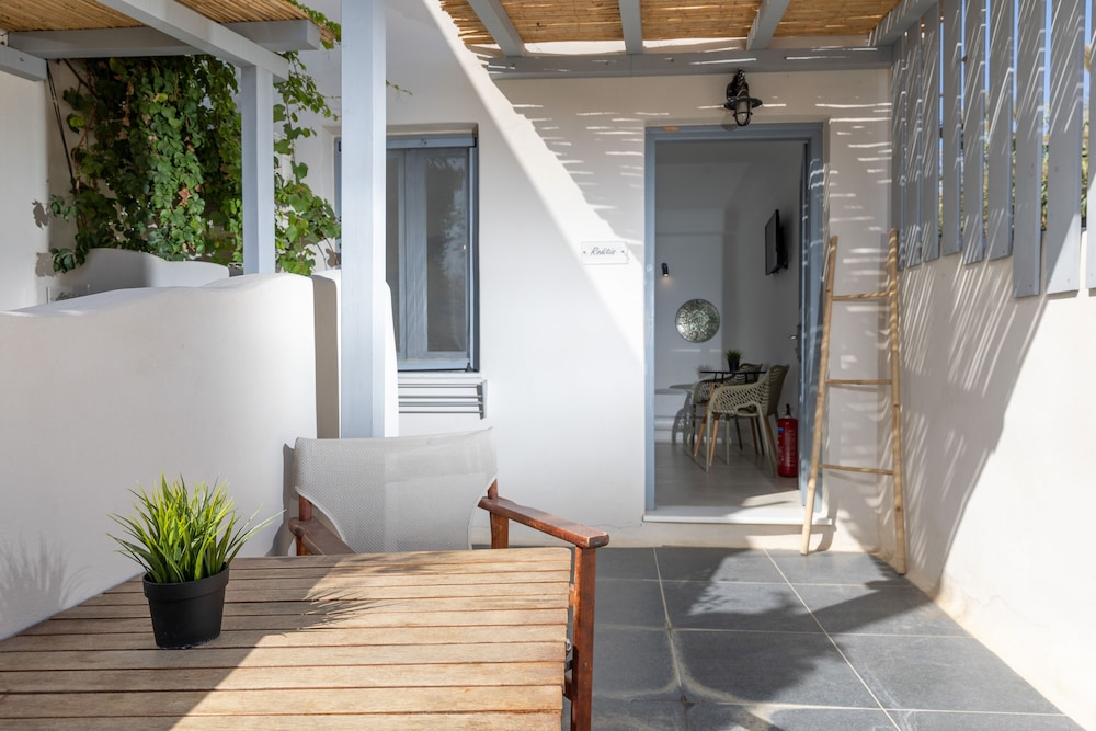 Ampelos Inn 3/47