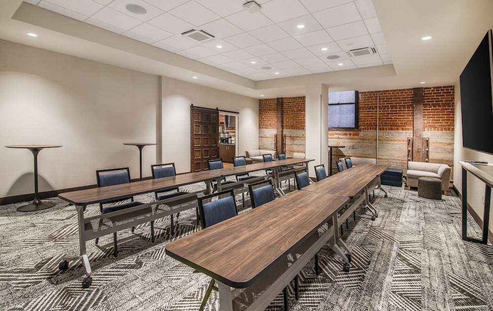 Hyatt House Sacramento/Midtown 44/50