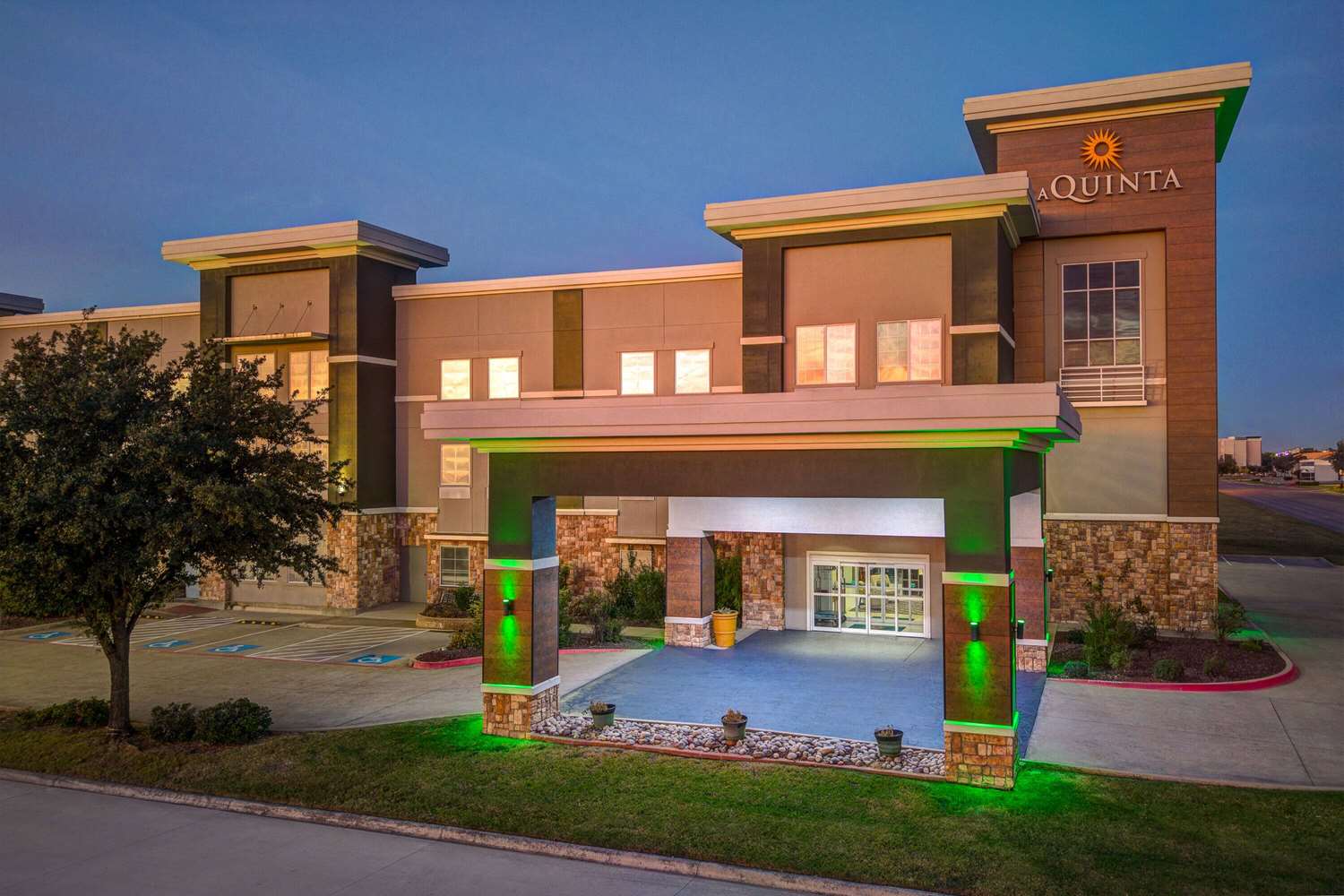 La Quinta Inn & Suites by Wyndham Ft. Worth - Forest Hill TX 42/49