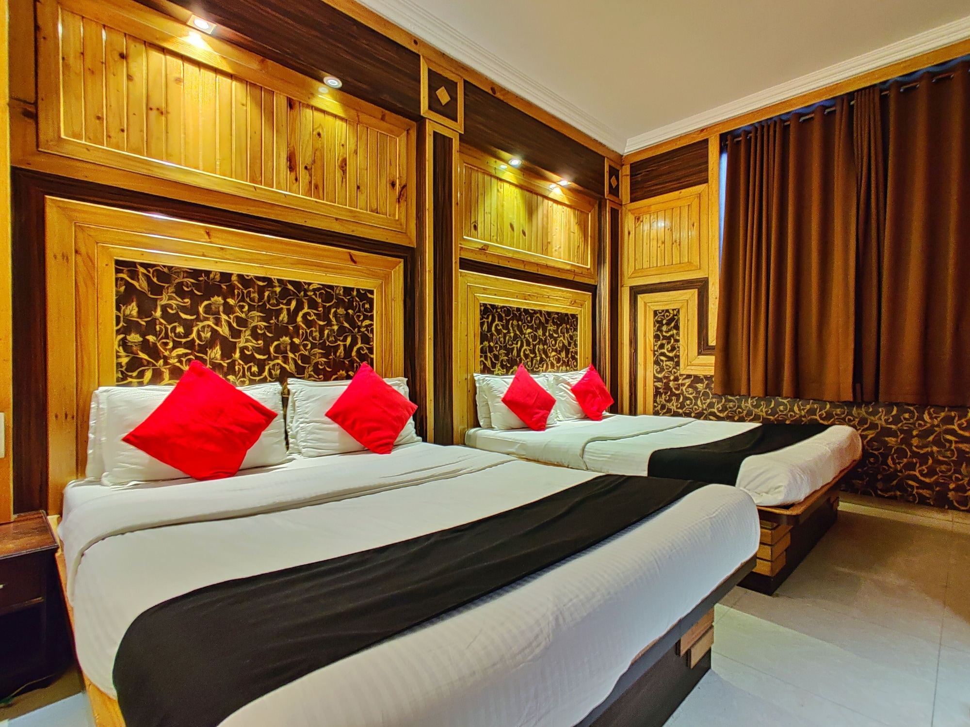غرفة قياسية رباعية بسرير كوين، Hotel Pratap Heritage 6/8