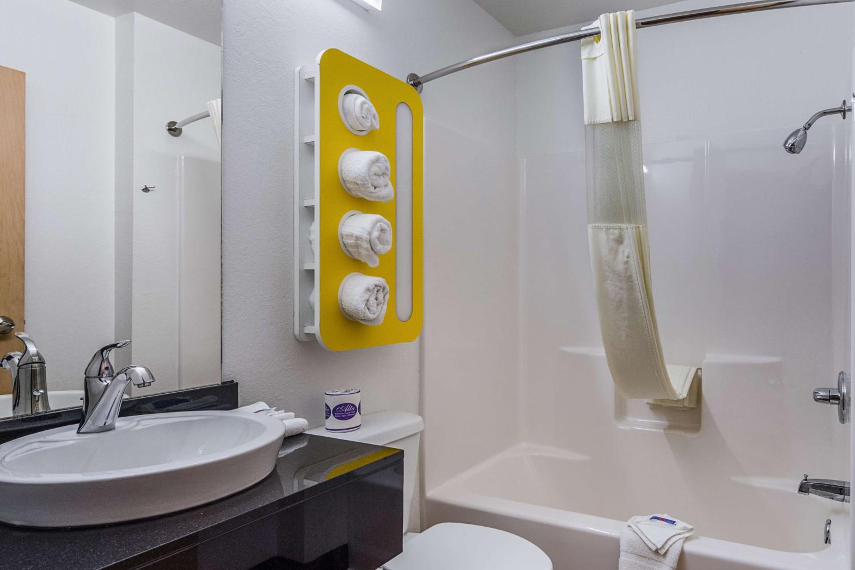 غرفة بسرير كوين للمدخنين، Motel6 McAlester, OK 9/10