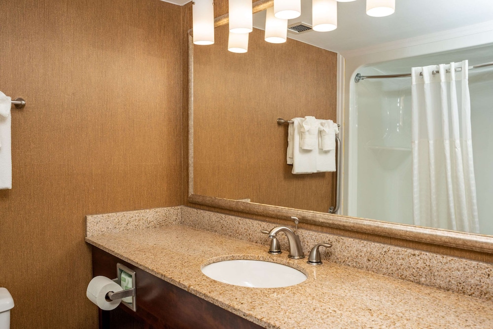 غرفة قياسية بسريرين مزدوجين، Clarion Pointe Harrisonburg 2/3