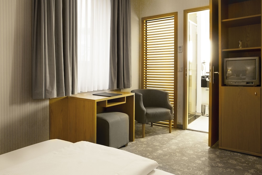 Townhouse Hotel 13/37