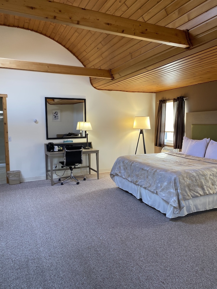 Pictured Rocks Inn & Suites 23/70