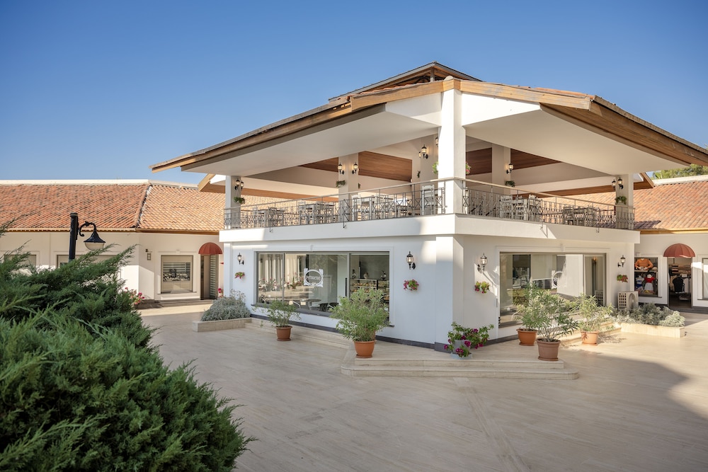 Adora Golf Resort Hotel 2/62