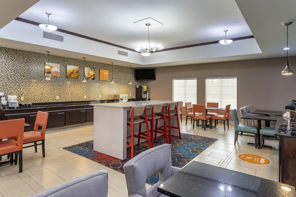 Comfort Inn & Suites Cleveland TX 28/40