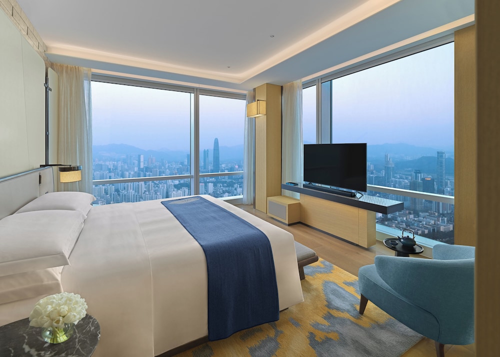 Suite, King Bed, Skyline View