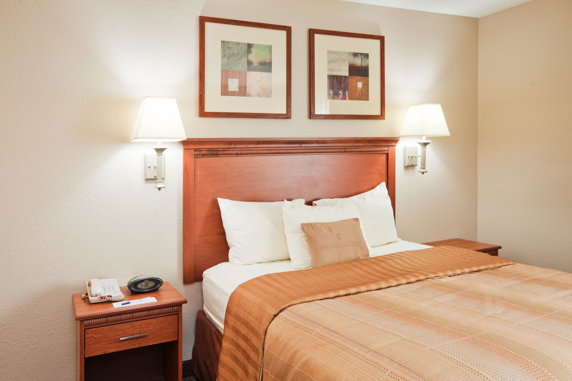 STUDIO, QUEEN BED