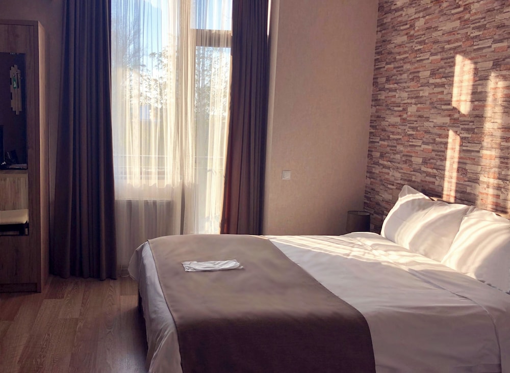 Continental Hotel 15/34