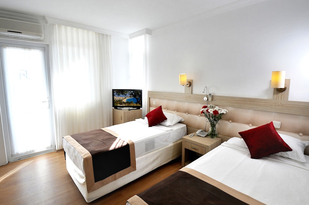 Ramira Beach Hotel 7/37