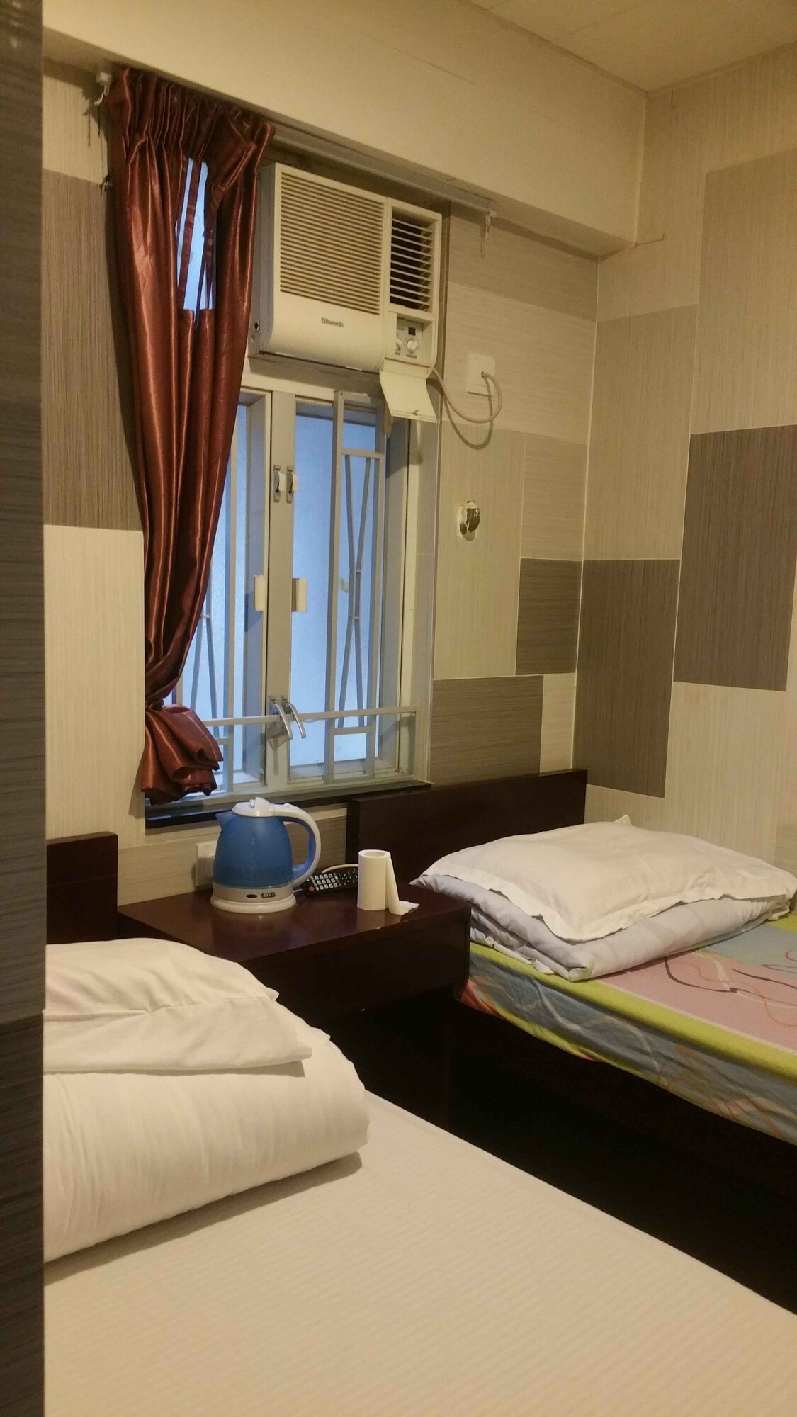 ROOM, TWIN BEDS
