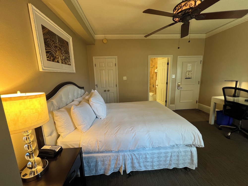 Royal, Courtyard, Queen Bed
