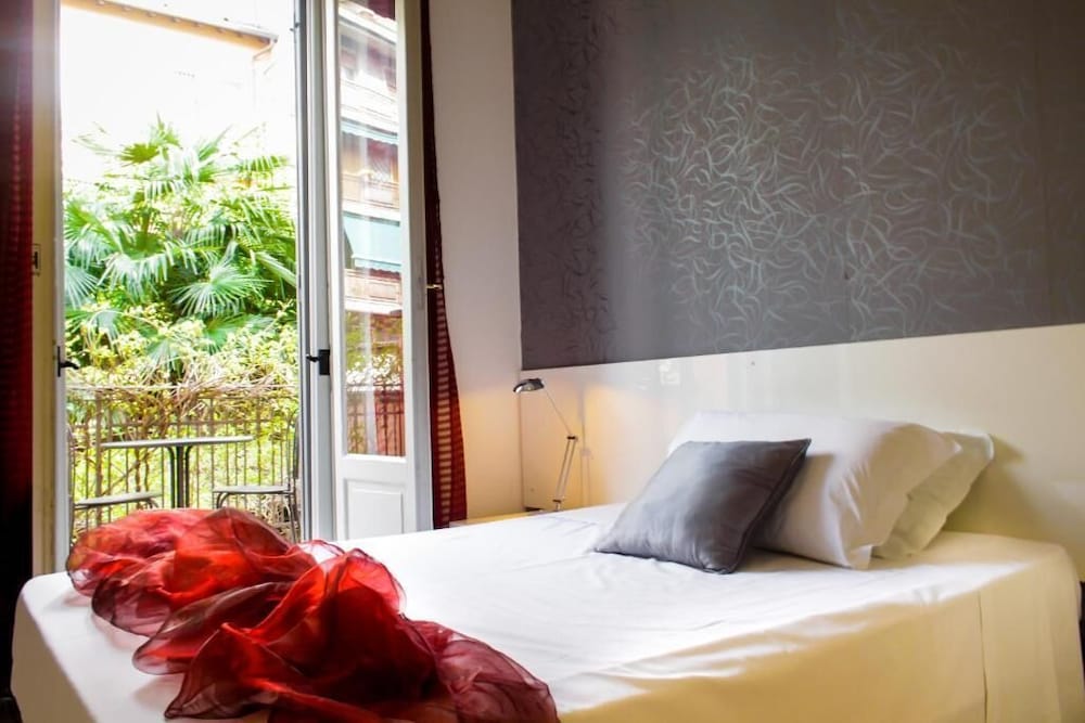 BASIC, DOUBLE BED, SHARED BATHROOM