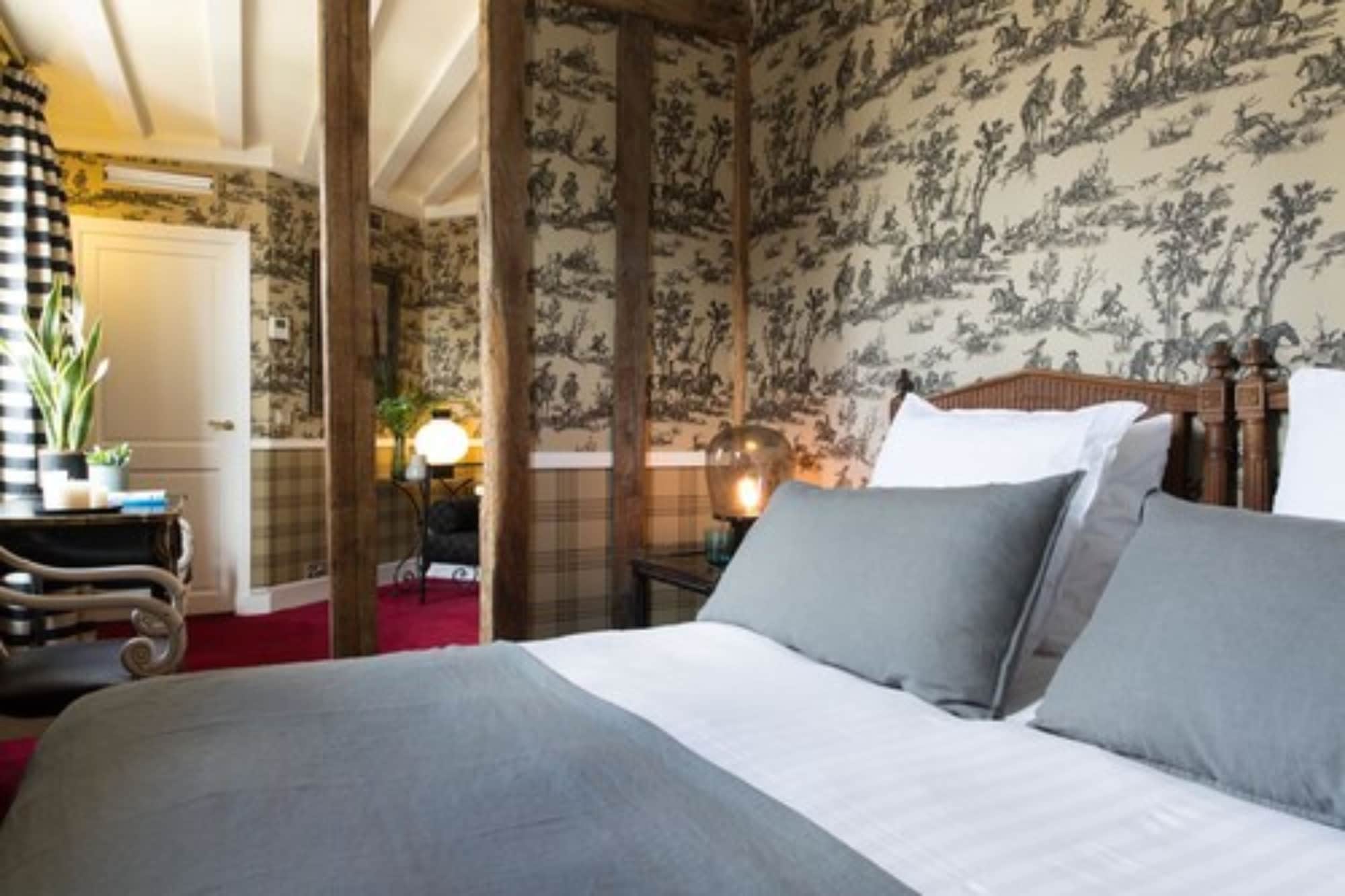 DELUXE, DOUBLE BED