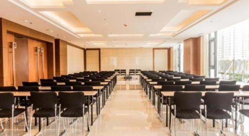 Jinjiang Inn Select (Metro Station Store of Genghis Khan Plaza in Hohhot) 40/48
