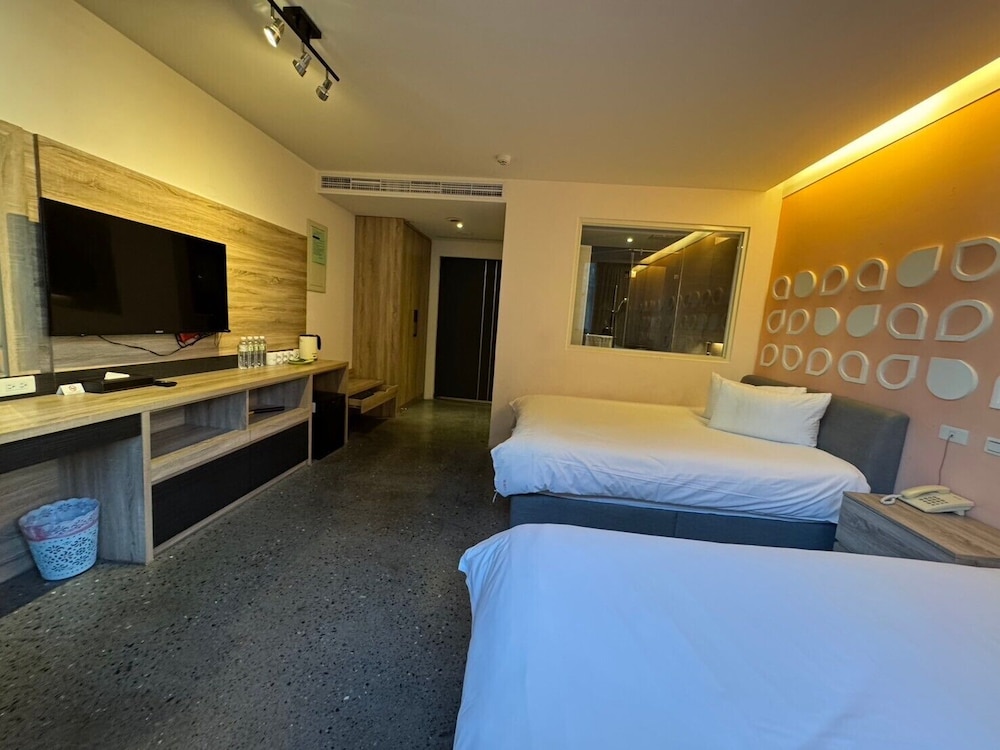 Travel Light Hotel 8/50