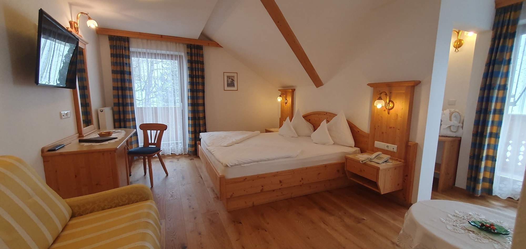 ROOM, DOUBLE BED