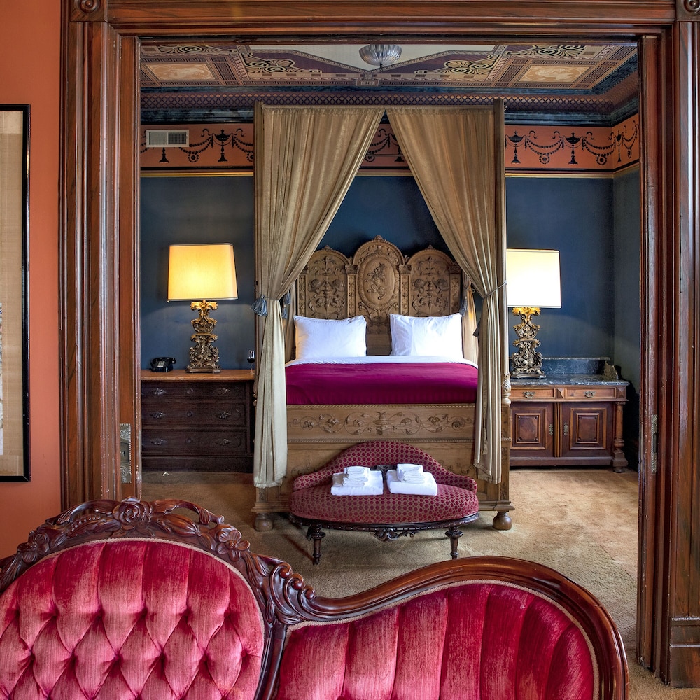 Chateau Tivoli Bed and Breakfast 50/50