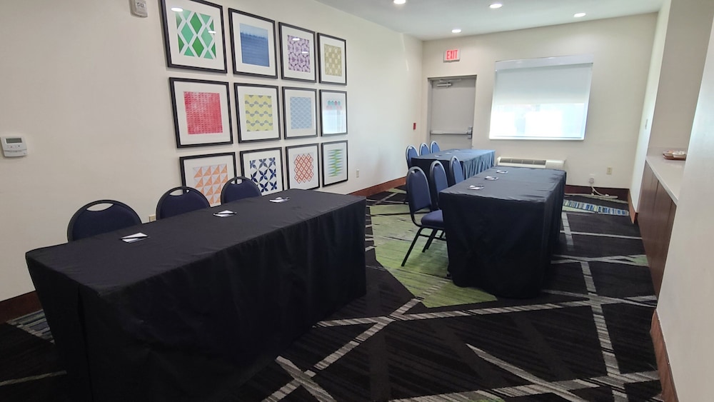 Holiday Inn Express Hotel & Suites San Antonio Nw Near Seaworld 65/76