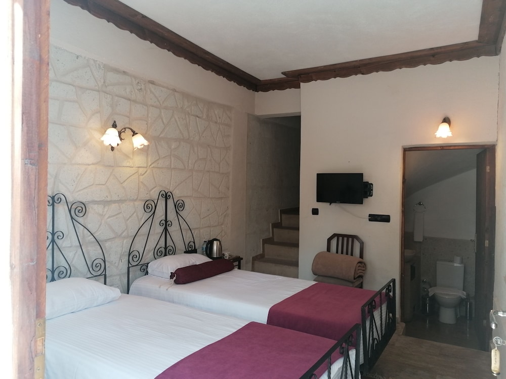 El Puente Cave Hotel 7/50