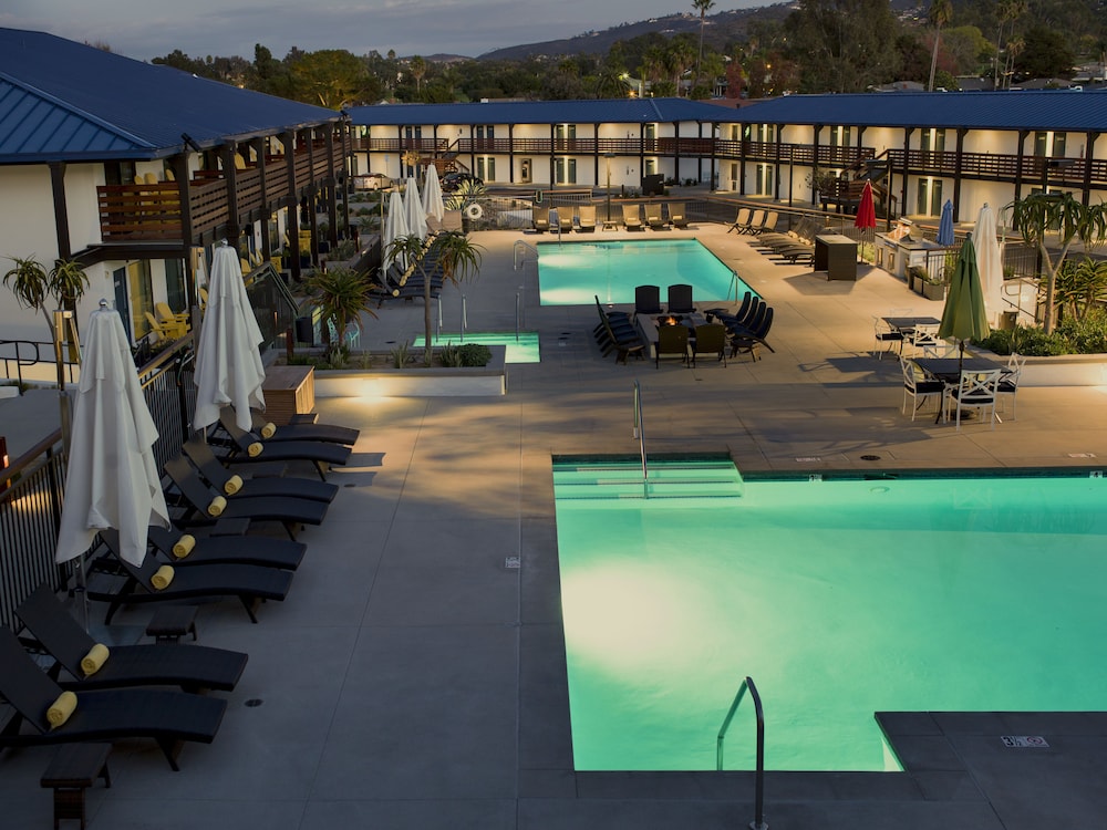 Lakehouse Hotel and Resort 58/100