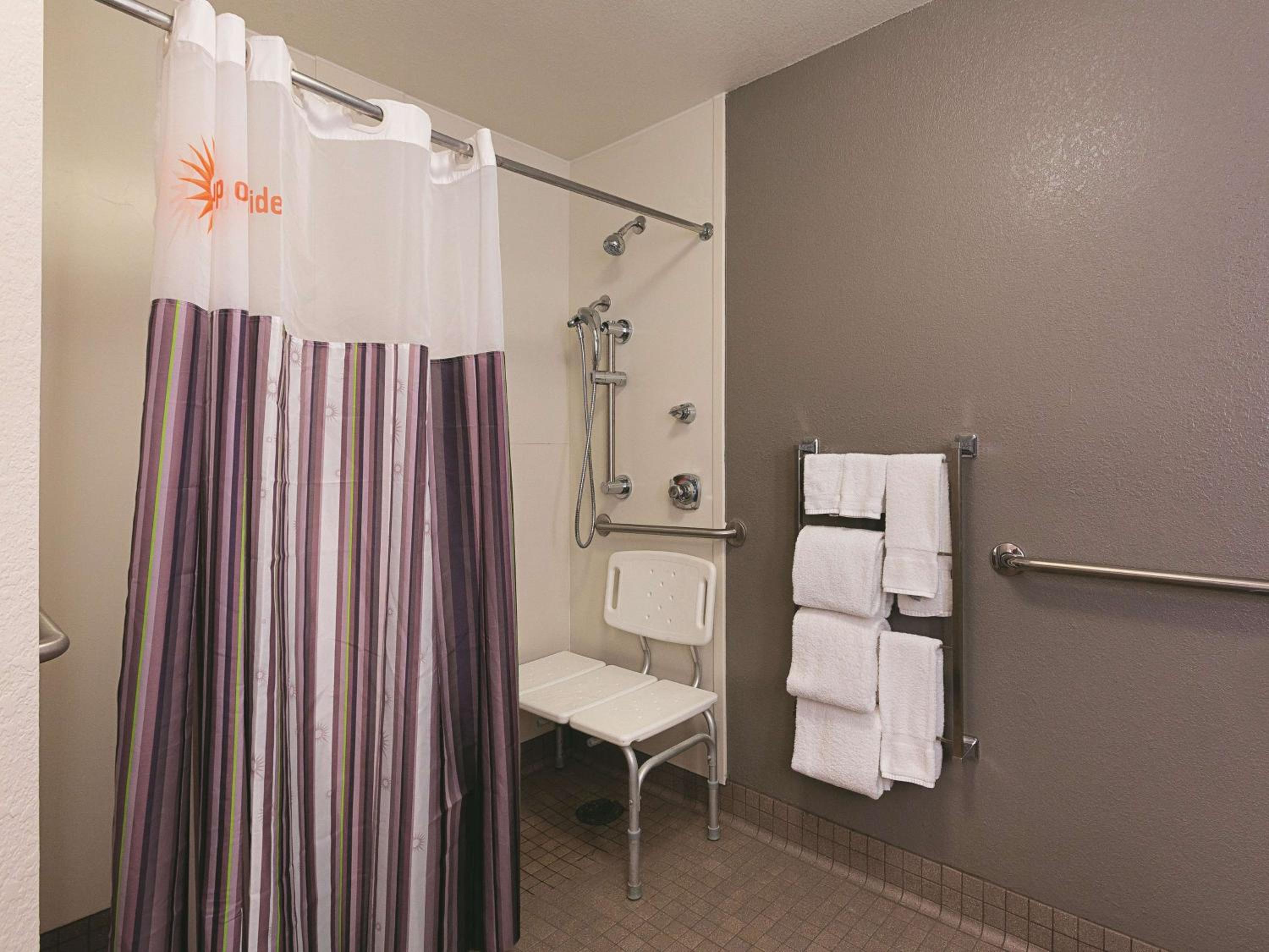 غرفة بسريرين مزدوجين بحوض استحمام لذوي الإعاقة، La Quinta Inn & Suites by Wyndham Atlanta Alpharetta 7/8
