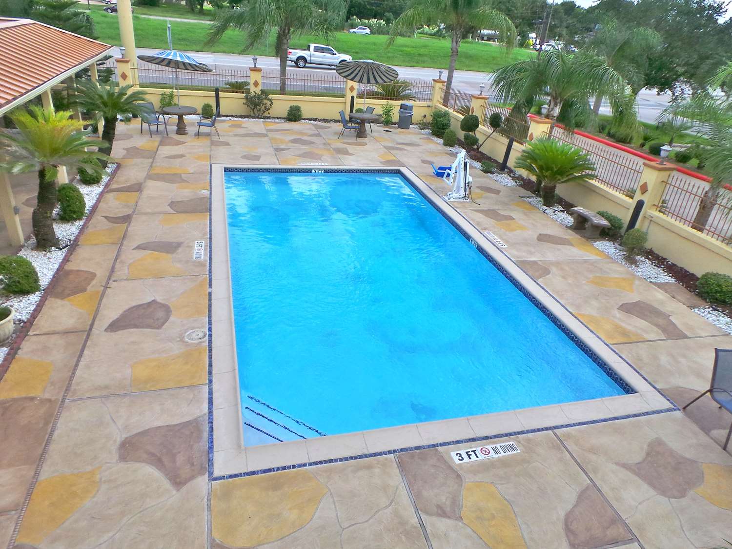 Americas Best Value Inn & Suites Alvin Houston 32/35