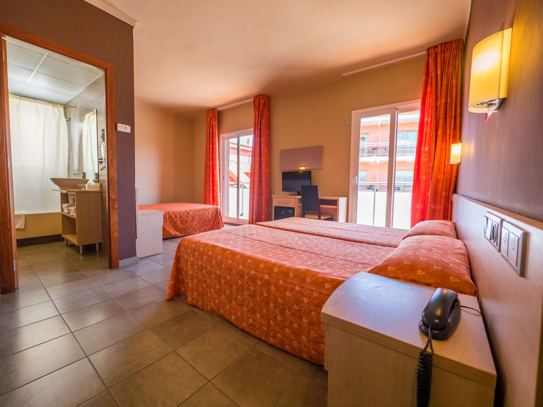 غرفة رباعية بشرفة