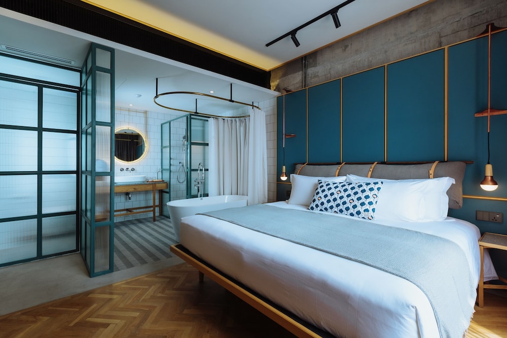 Tower, King Bed