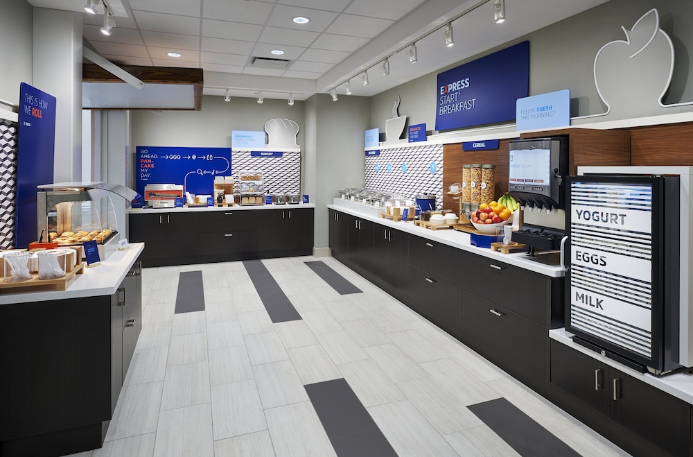 Holiday Inn Express & Suites Windsor East – Lakeshore, an IHG Hotel 4/70