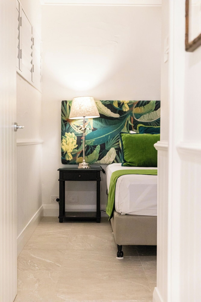 Suite, King Bed, Queen Murphy Bed