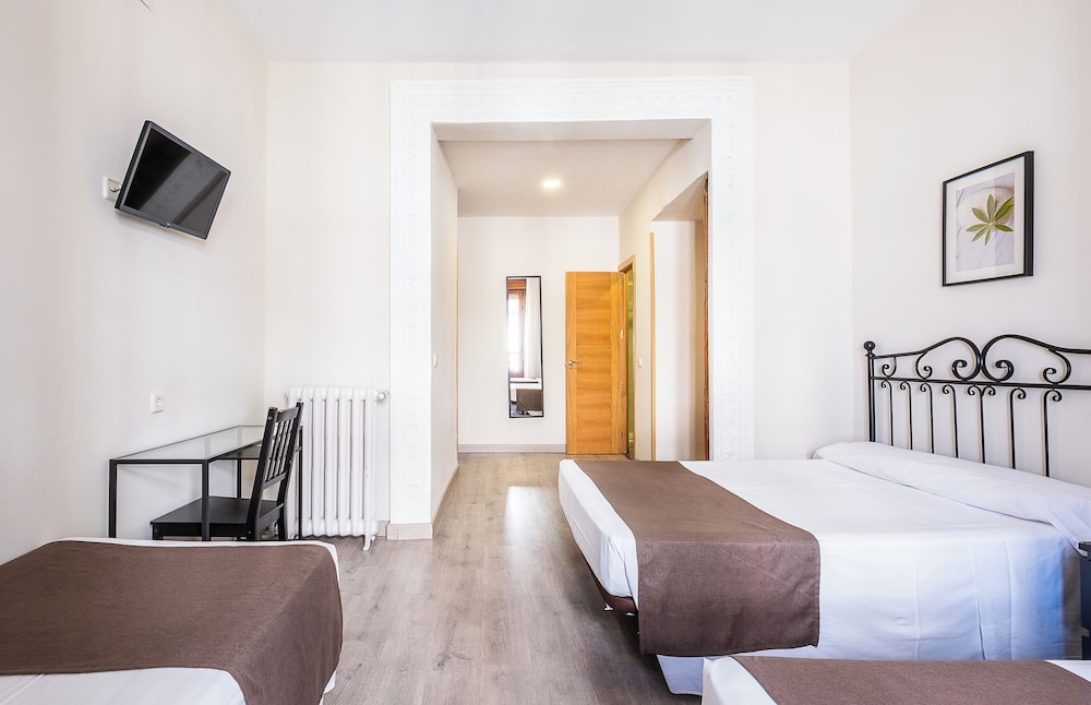 غرفة رباعية بسرير كوين وسريرين منفصلين بحمام خاص، Hostal El Pilar 8/10