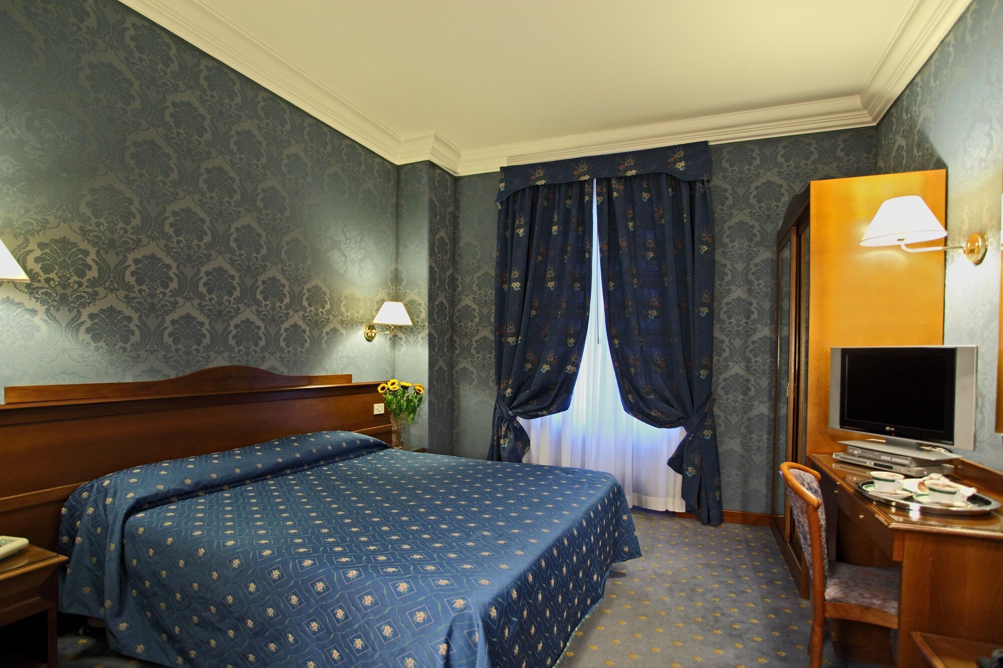 ROOM, DOUBLE OR TWIN BED