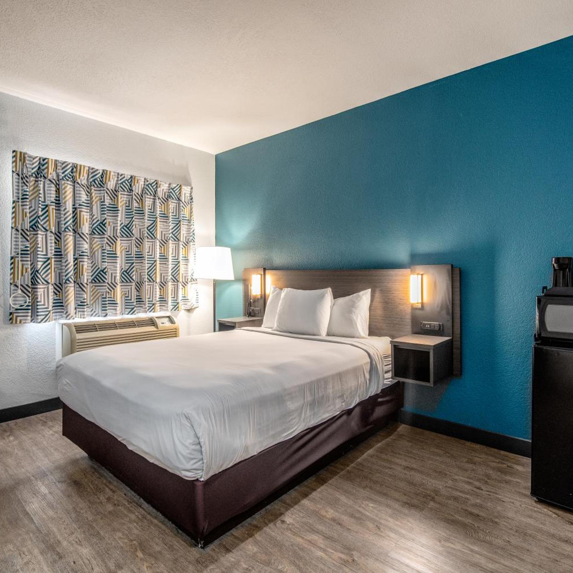 1 Queen Bed - ADA/RI Shower/Non-Smoking