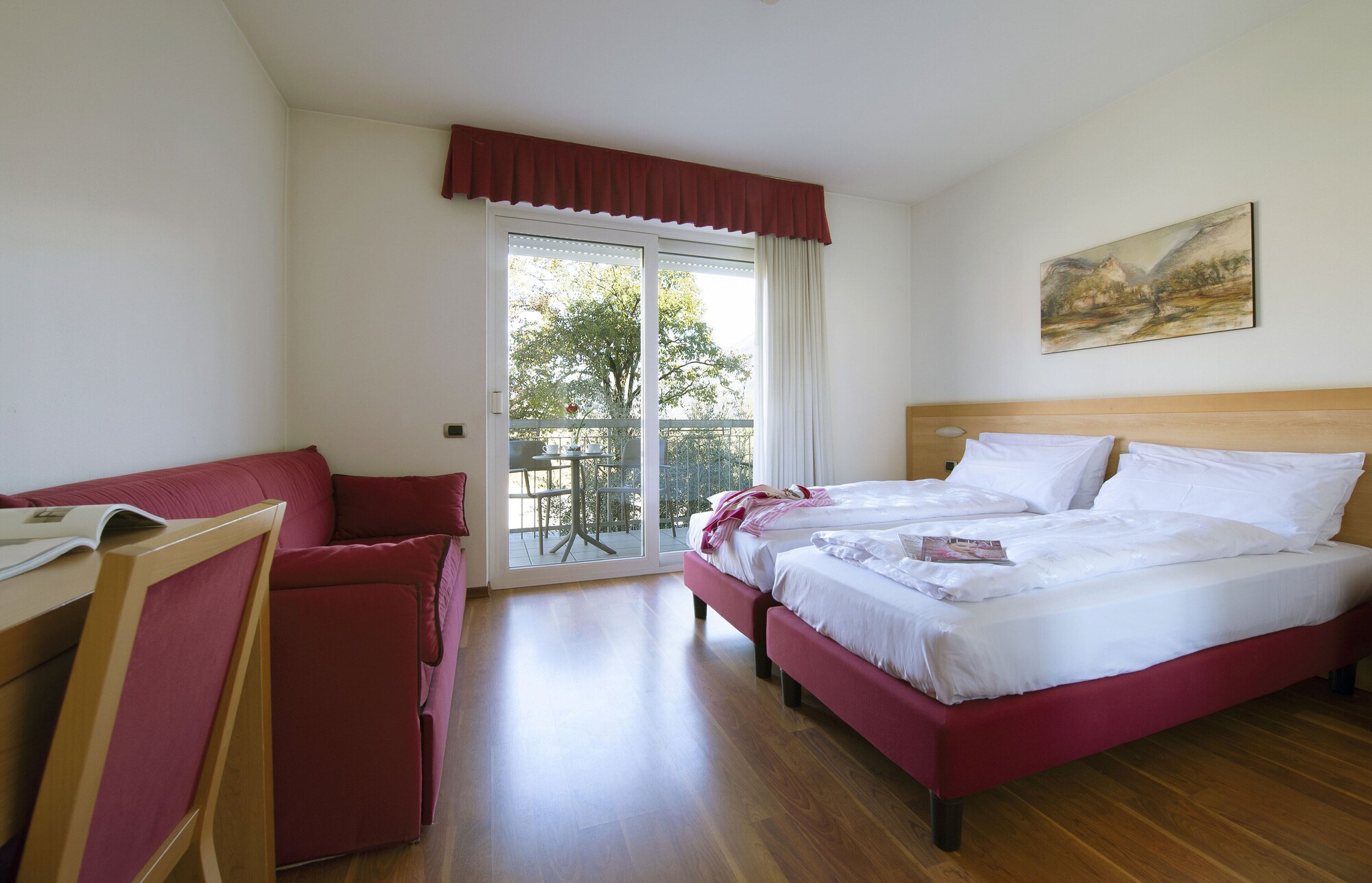 ROOM, TWIN BEDS