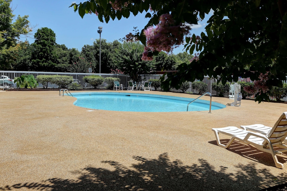 Country Inn & Suites by Radisson, Charlotte I-85 Airport, NC 8/47