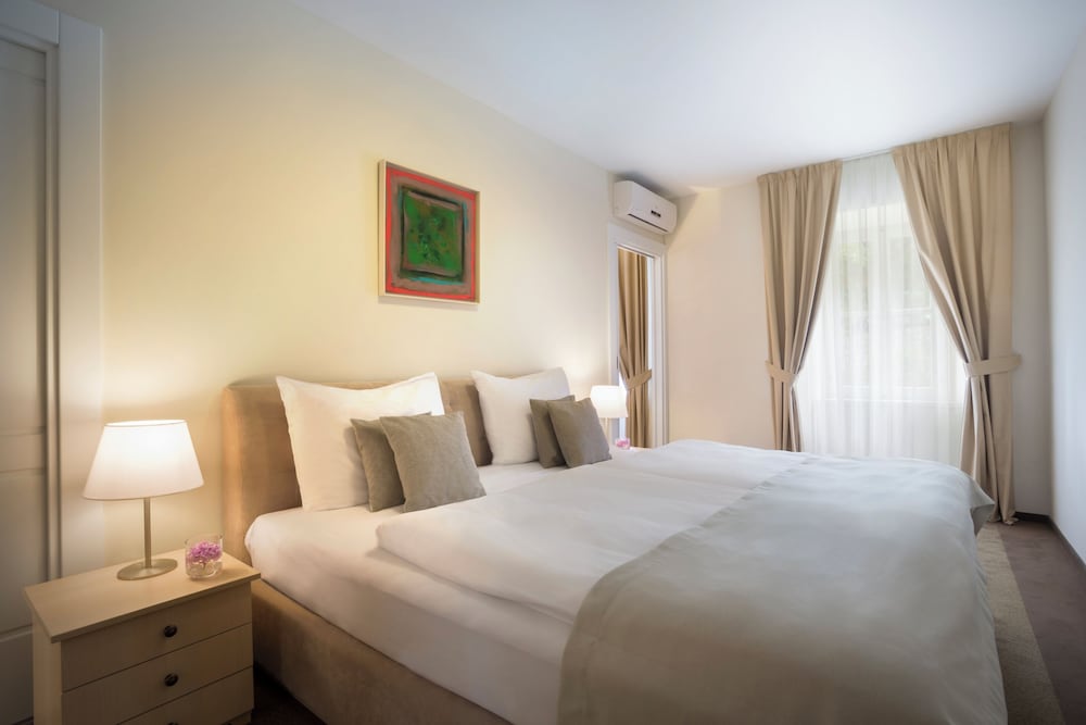 1 Bedroom, Apartment, King Bed, Sofa, Balcony or Terrace