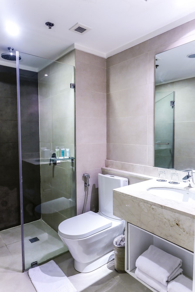 B Hotel Alabang 54/54