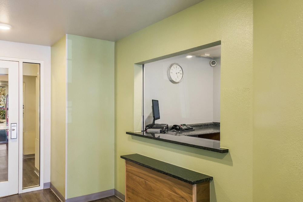 WoodSpring Suites Houston La Porte 18/33