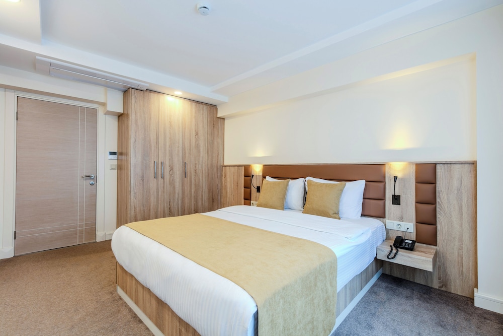 Roys Hotel & Suites 17/50