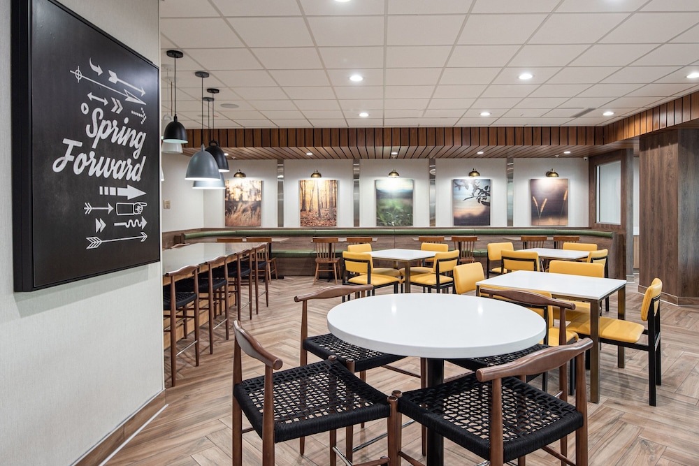 Fairfield Inn & Suites by Marriott Anaheim Los Alamitos 30/46