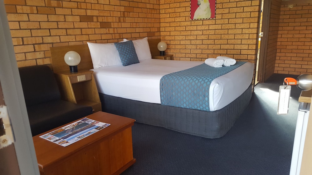 ROYAL PALMS MOTOR INN 18/76