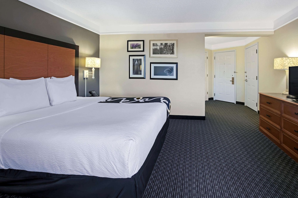 La Quinta Inn & Suites by Wyndham Dallas Arlington South 25/66