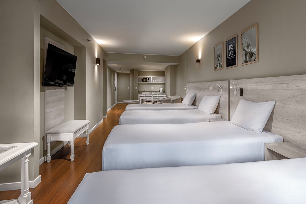 ROOM, QUADRUPLE