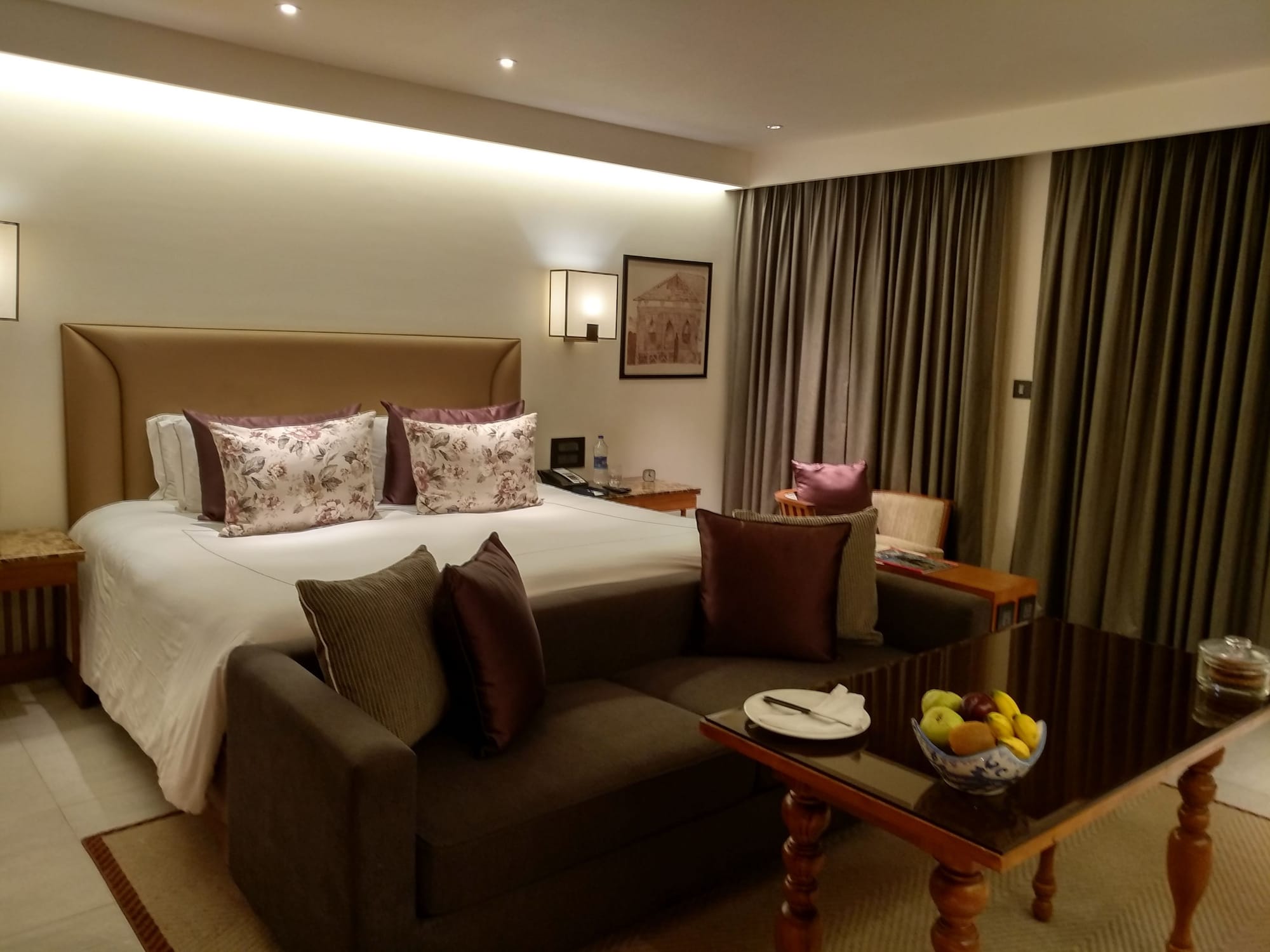 جناح فاخر بسرير كينج بإطلالة على البحر بمنطقة جلوس، Taj Exotica Resort Spa Goa 2/4