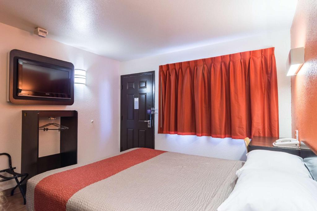 1 Full Bed ADA/RI Shower/Smoking