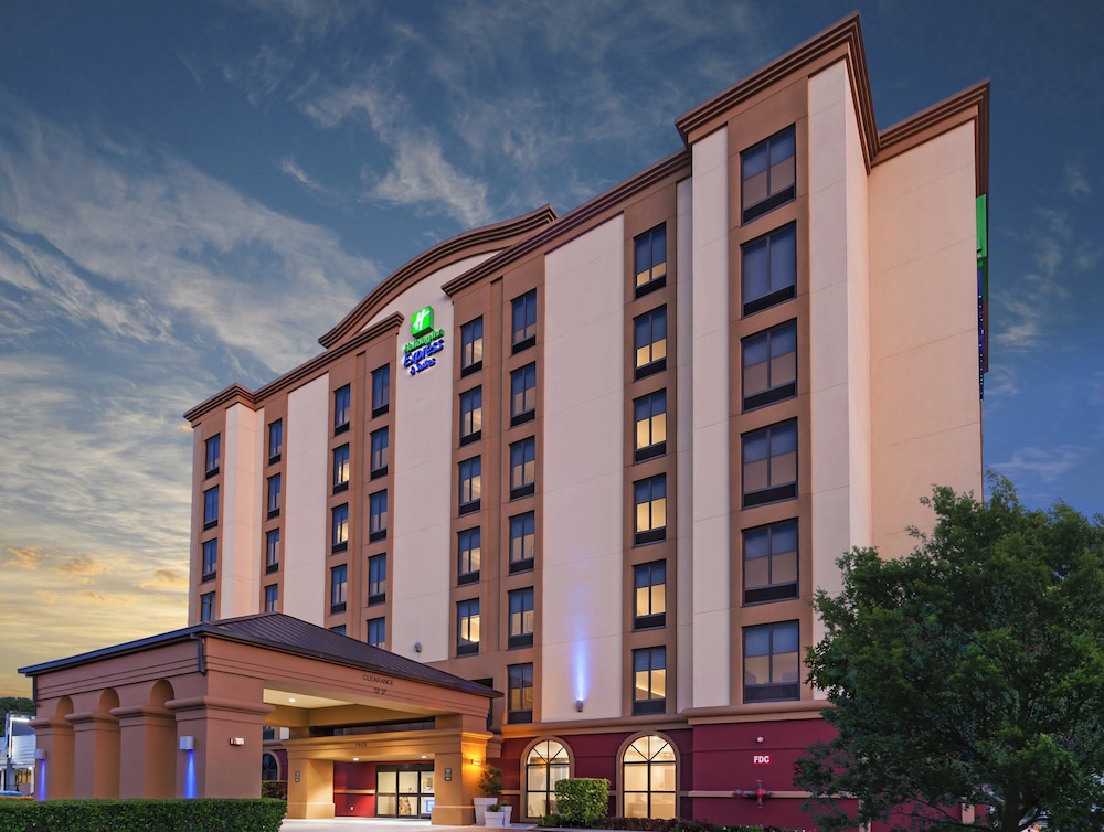 Holiday Inn Express and Suites Houston - Memorial Park Area 1/45
